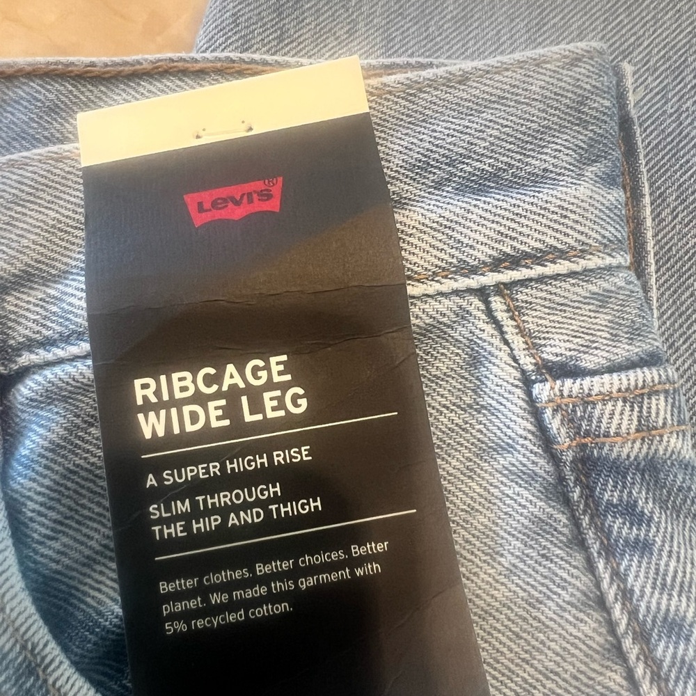 NWT!! Levi’s Ribcage Wide Leg Jean. Size 26x32. Far and Wide- Light Wash. - Picture 4 of 7